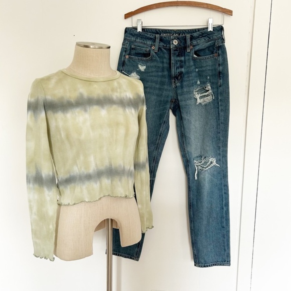 American Eagle Tomgirl Button fly jeans distressed + waffle tie dye top size 4
